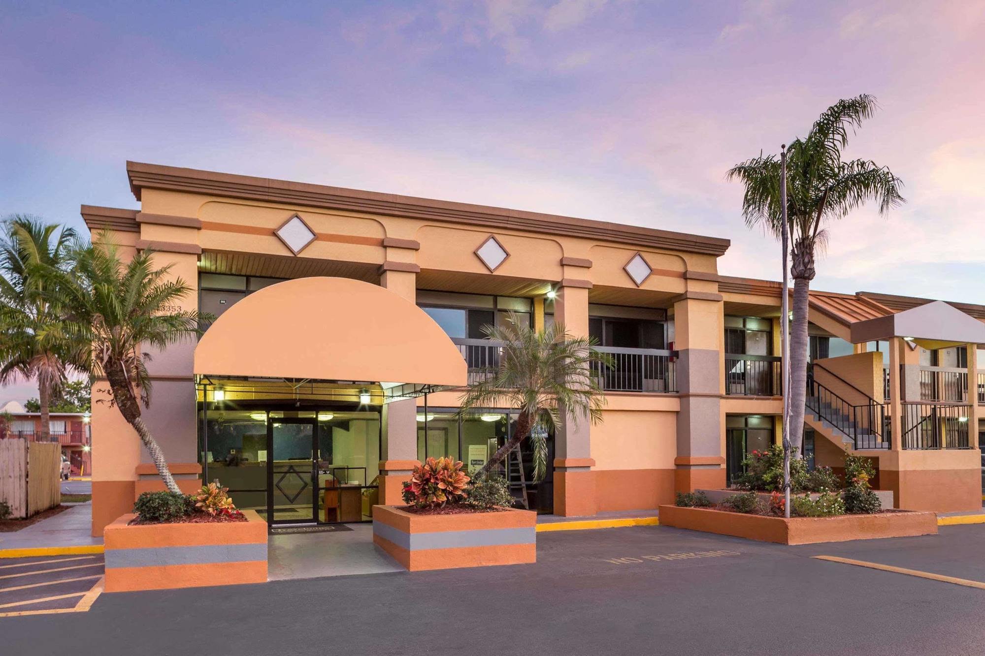 Travelodge By Wyndham Fort Myers North North Fort Myers Exterior foto